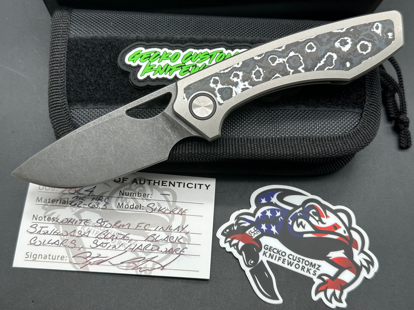 Gecko Customz Knifeworks Sikorae, 3.04" MagnaCut Titanium & White Storm Fat Carbon Inlay Handle