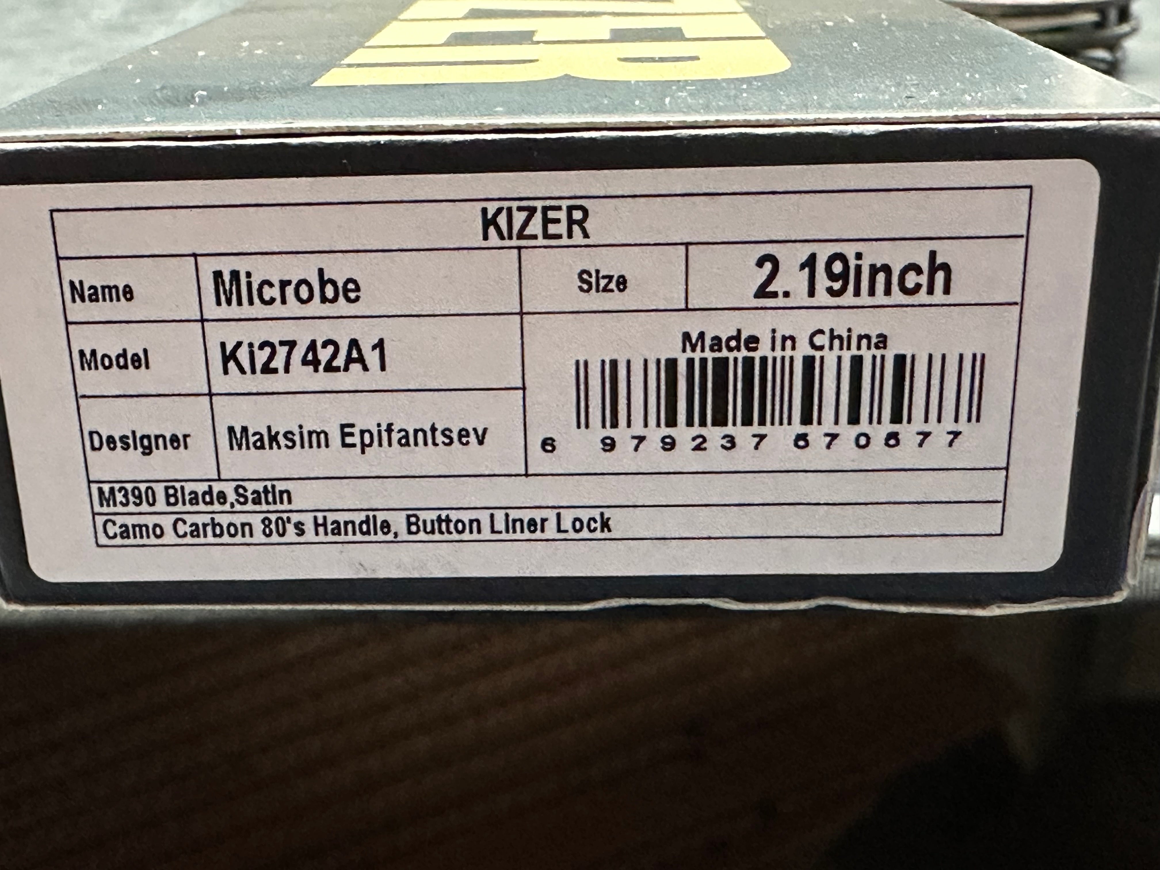 KIZER MICROBE | M390 | CAMO CARBON 80'S | SEMI-CIRCULA BUTTON LINER LOCK