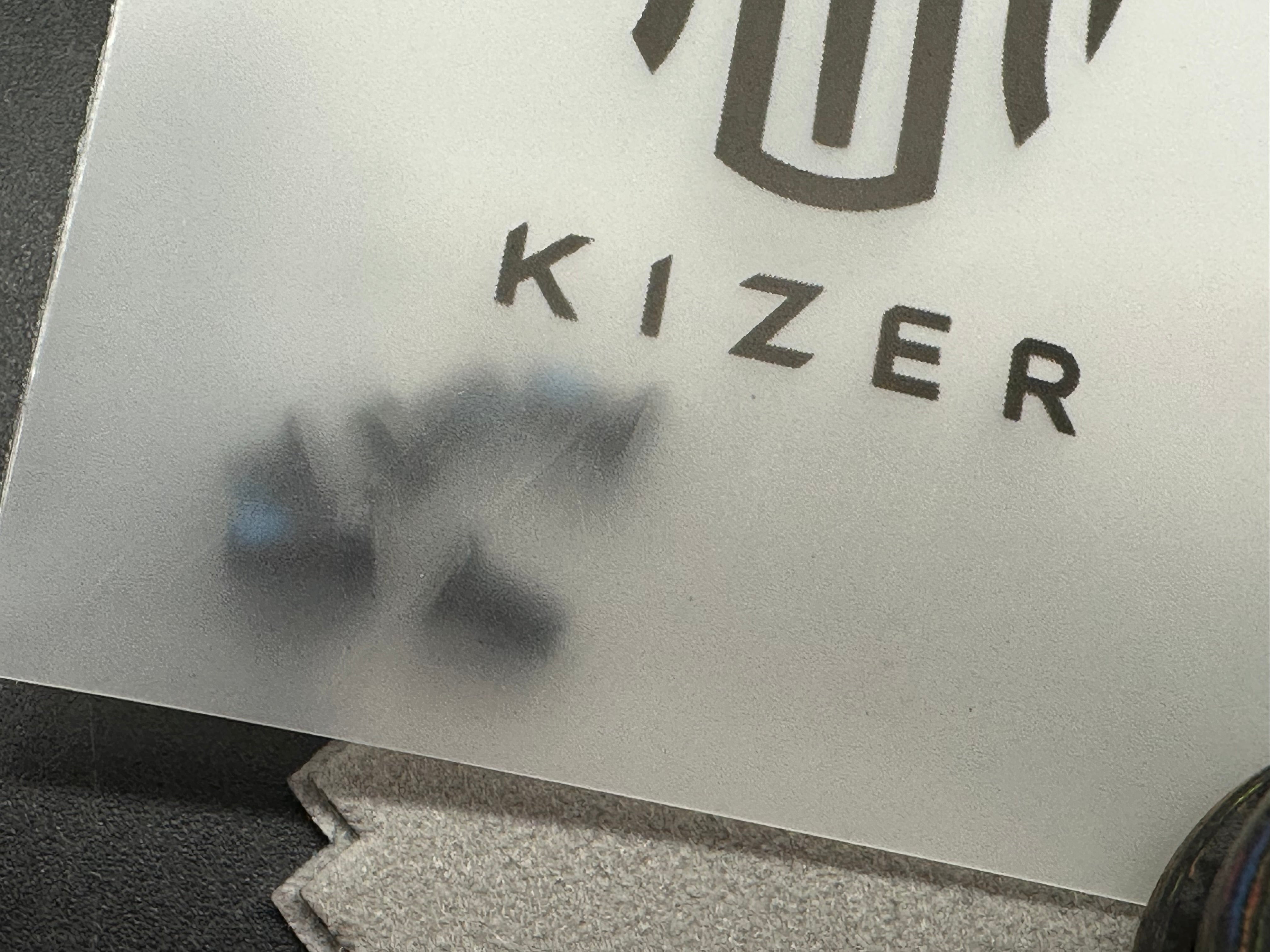 KIZER MICROBE | M390 | CAMO CARBON 80'S | SEMI-CIRCULA BUTTON LINER LOCK