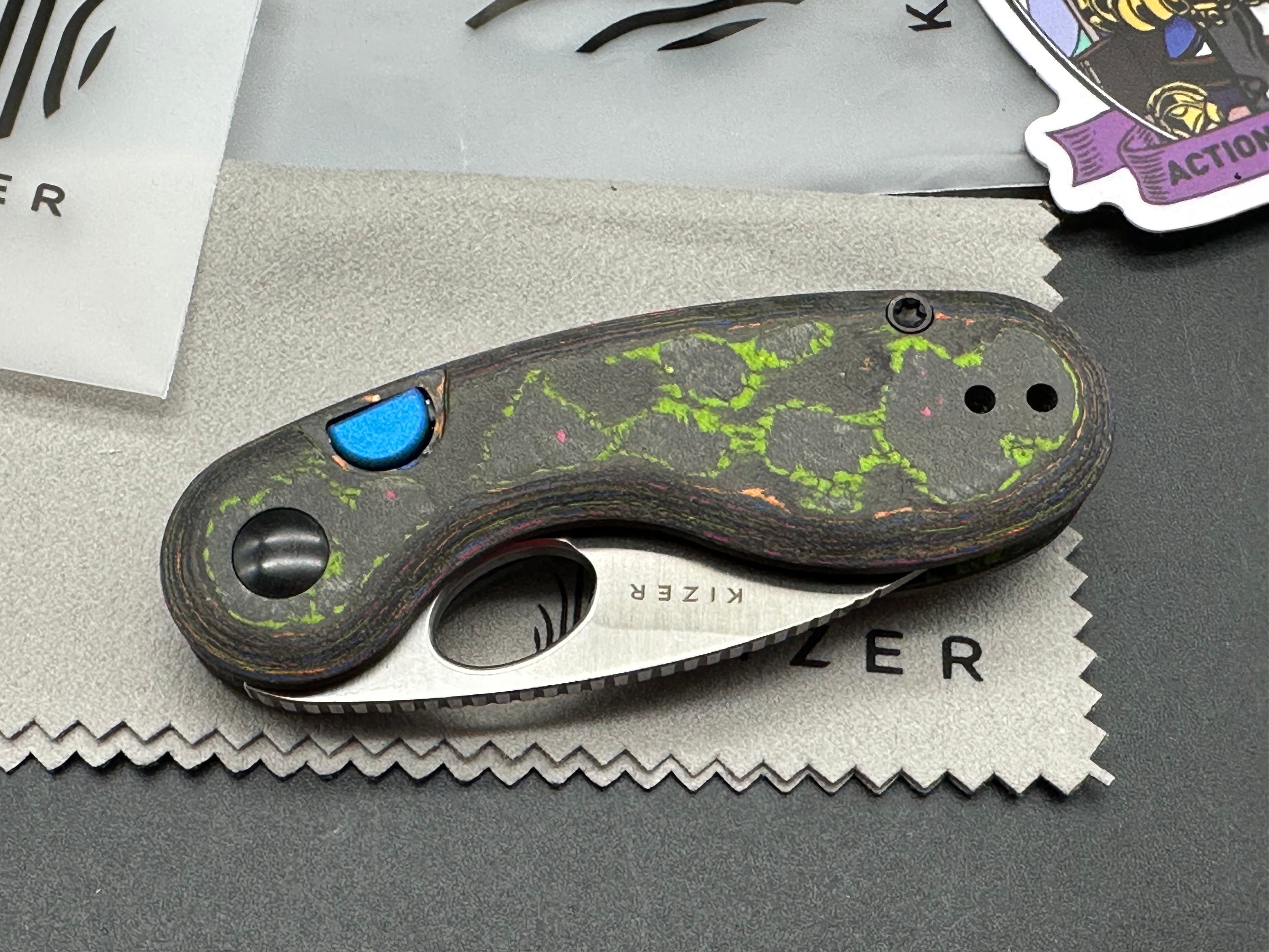 KIZER MICROBE | M390 | CAMO CARBON 80'S | SEMI-CIRCULA BUTTON LINER LOCK
