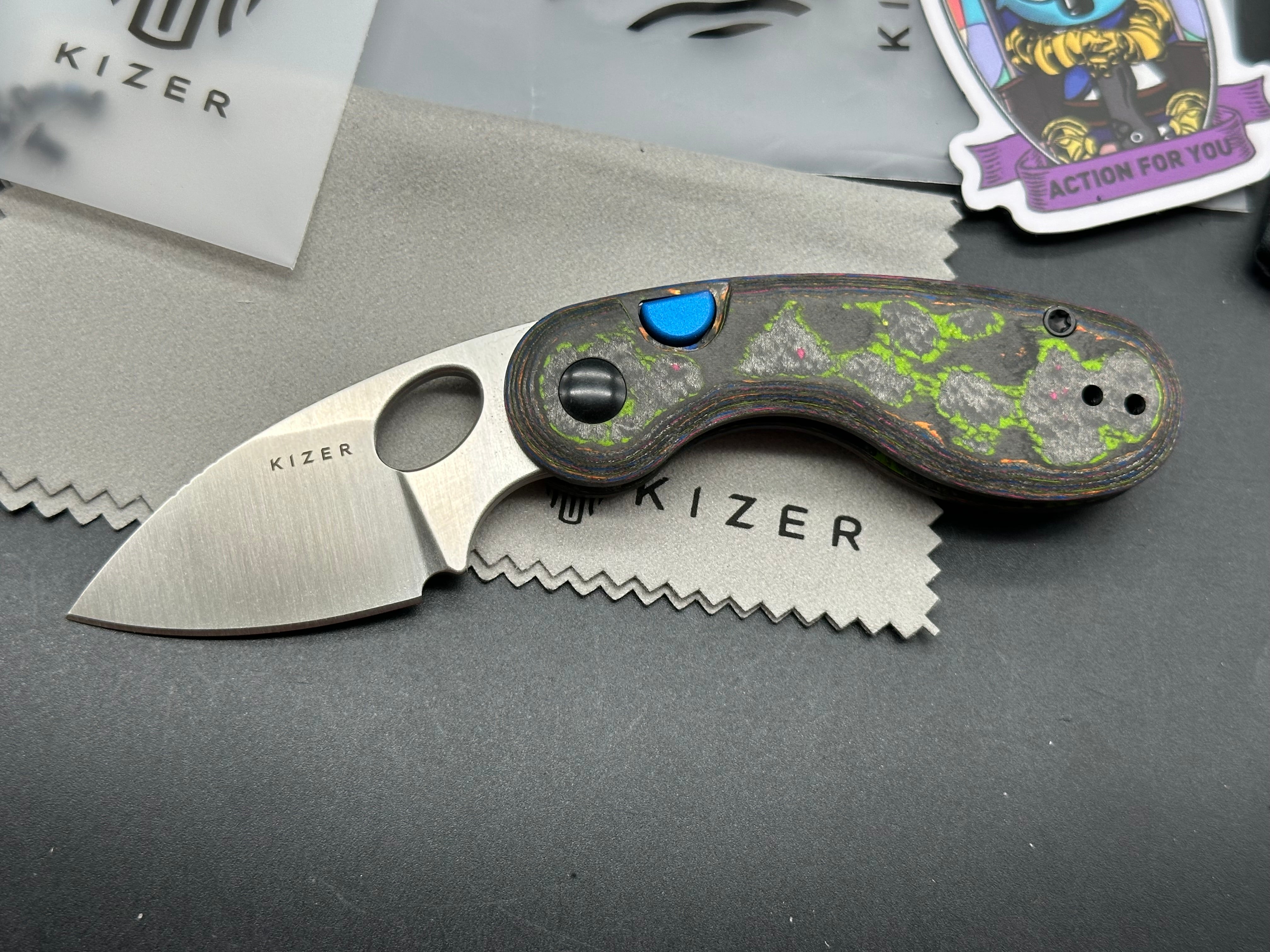 KIZER MICROBE | M390 | CAMO CARBON 80'S | SEMI-CIRCULA BUTTON LINER LOCK