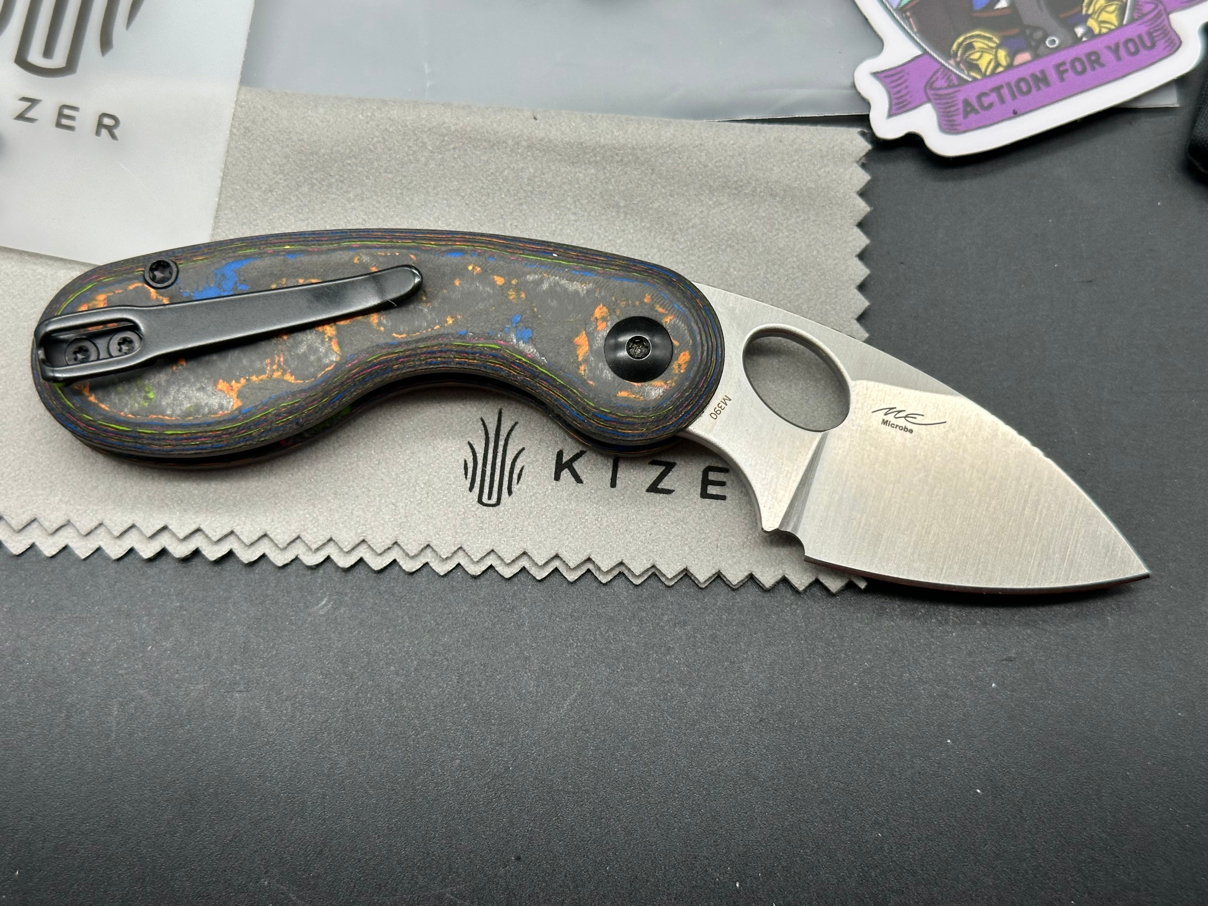 KIZER MICROBE | M390 | CAMO CARBON 80'S | SEMI-CIRCULA BUTTON LINER LOCK