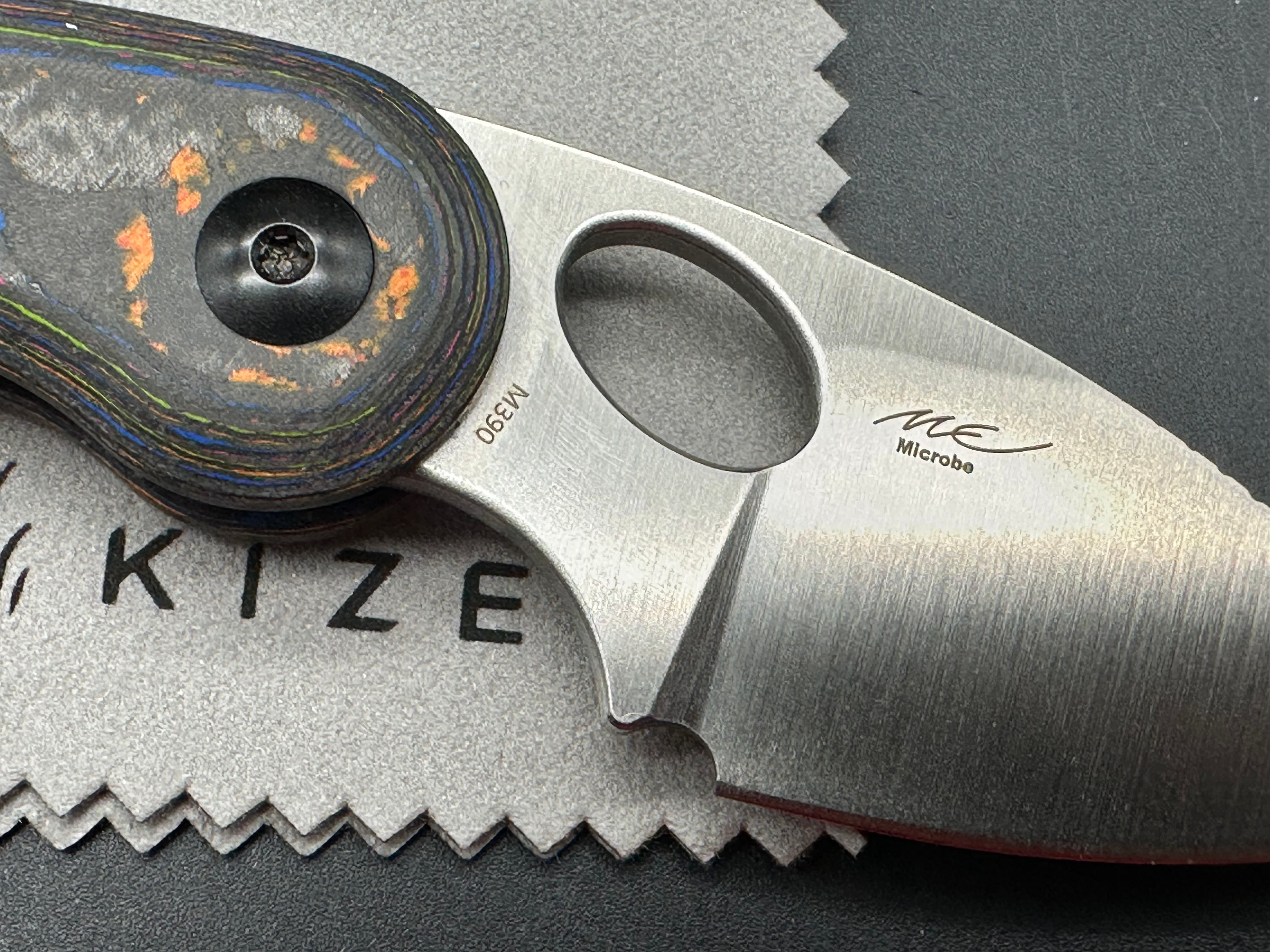 KIZER MICROBE | M390 | CAMO CARBON 80'S | SEMI-CIRCULA BUTTON LINER LOCK