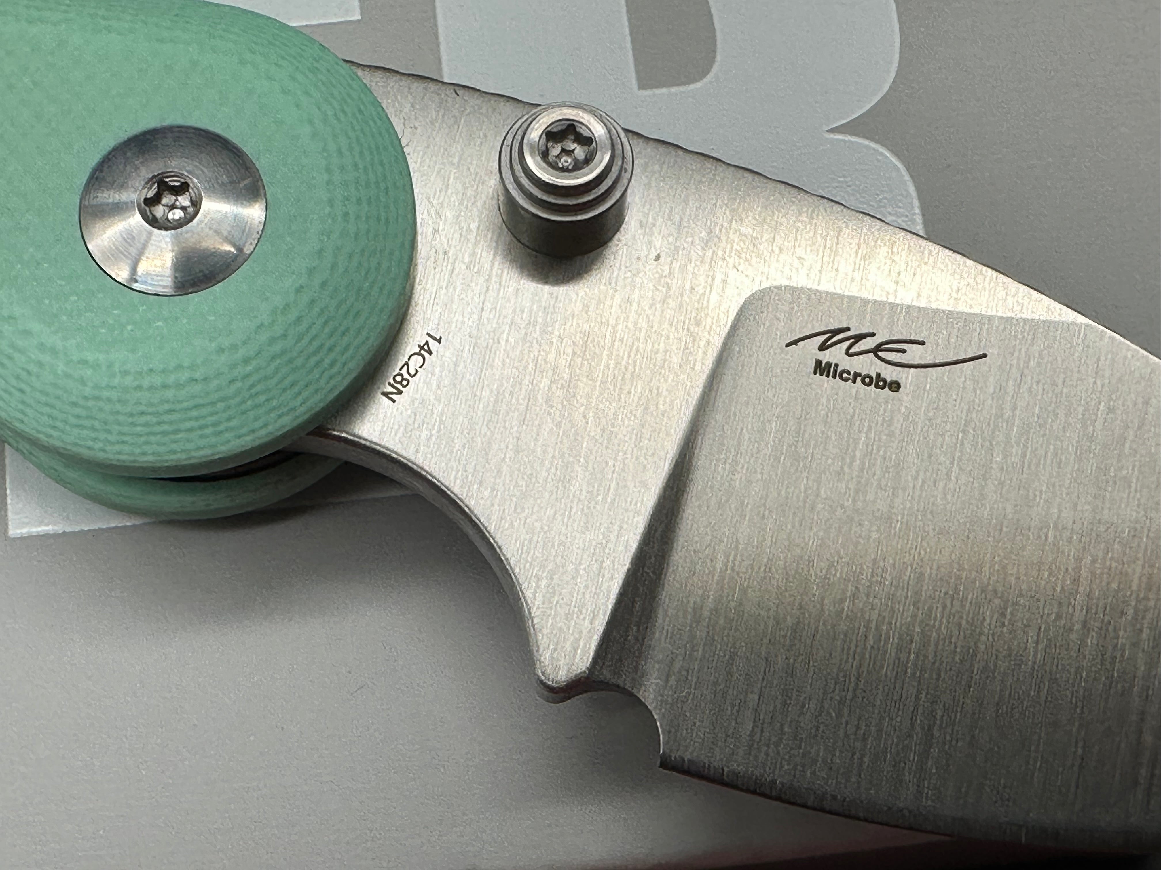Kizer MICROBE | 14C28N | G10 | SEMI-CIRCULA BUTTON LINER LOCK