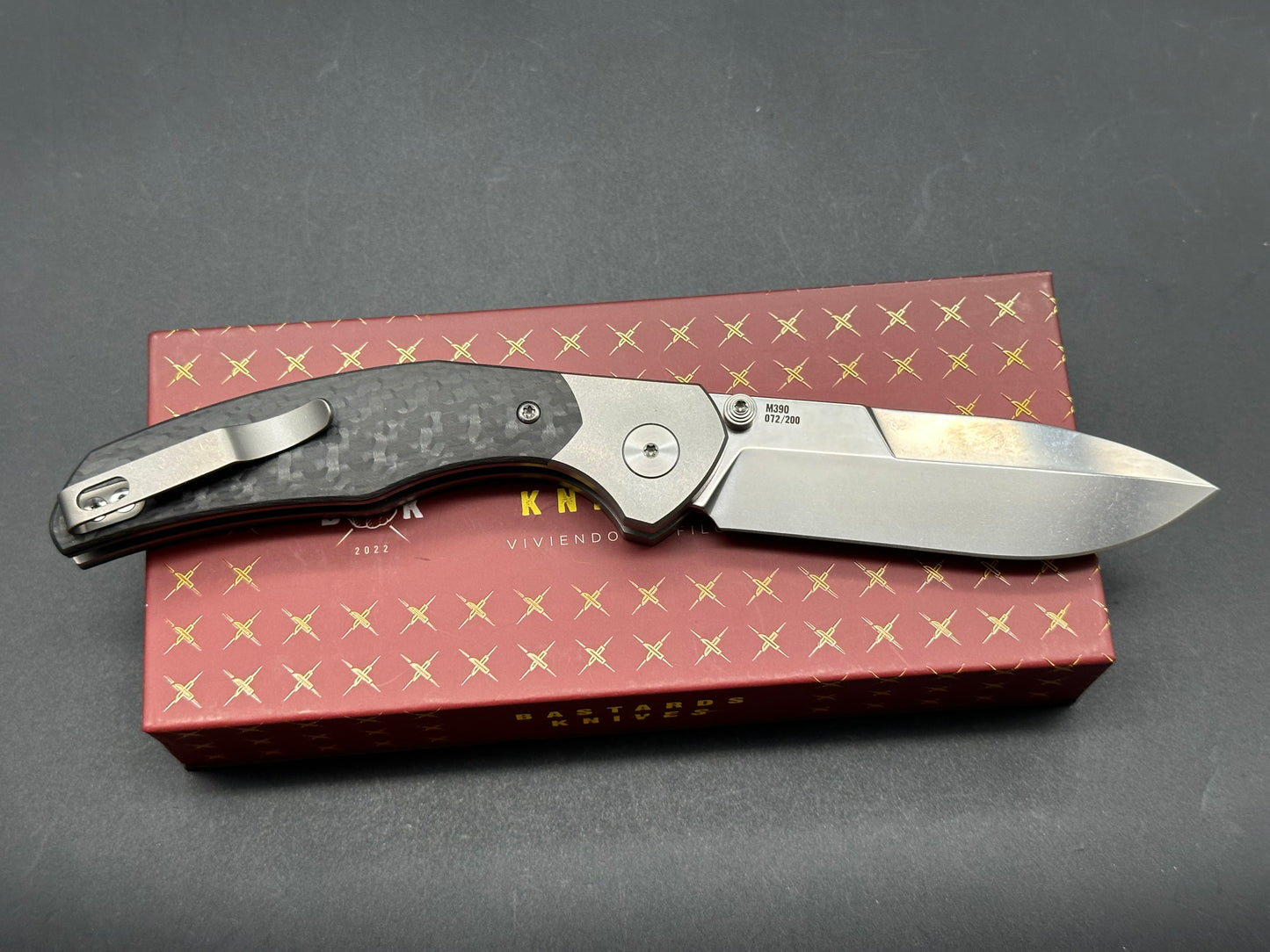 BASTARD KNIVES UTOPIA BUTTON LOCK POCKET KNIFE M390 BLADE CARBON FIBER & TITANIUM HANDLE