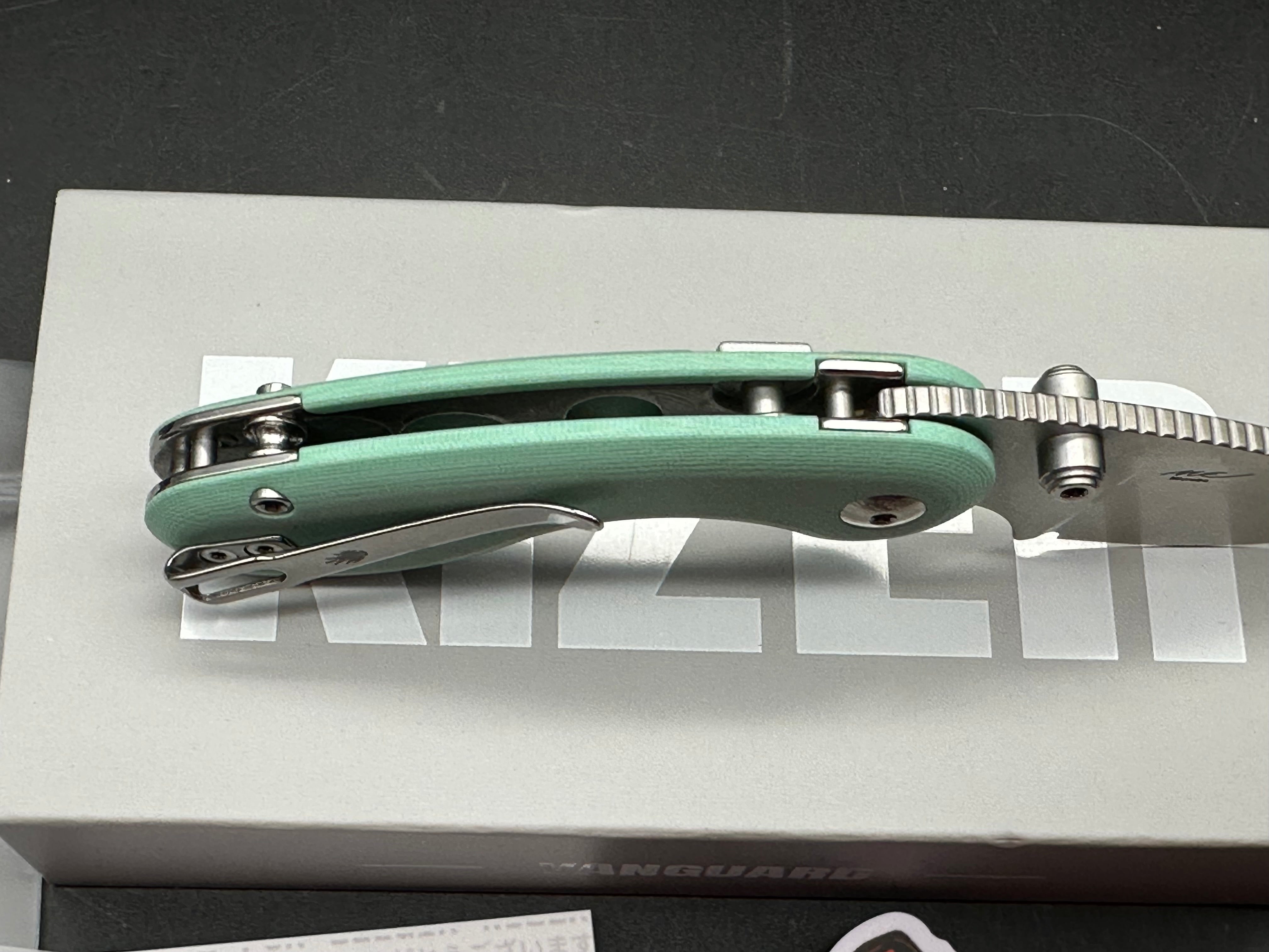 Kizer MICROBE | 14C28N | G10 | SEMI-CIRCULA BUTTON LINER LOCK