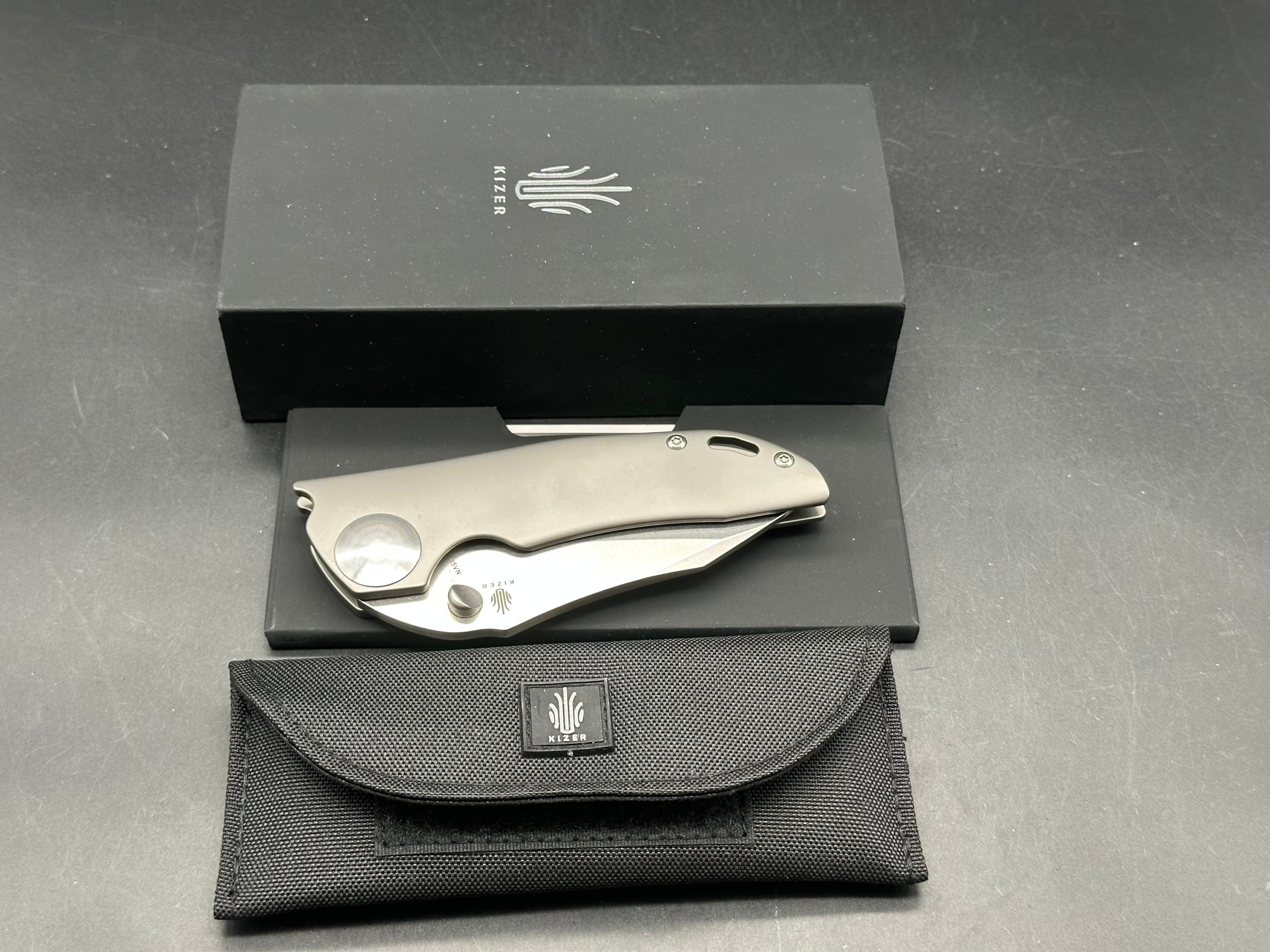 Kizer GPB1  / 3.625 inch tumbled finish CPM-S35VN blade. Bead blasted titanium frame with polished hardware