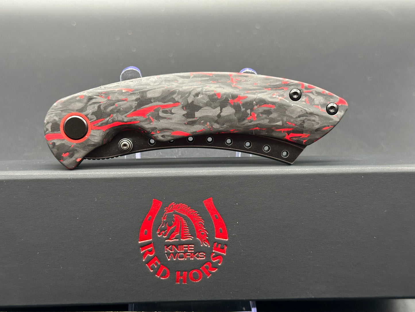 Red Horse Hell Razor P Series Black/Red Marbled Carbon Fiber Handle Black Stonewash Blade