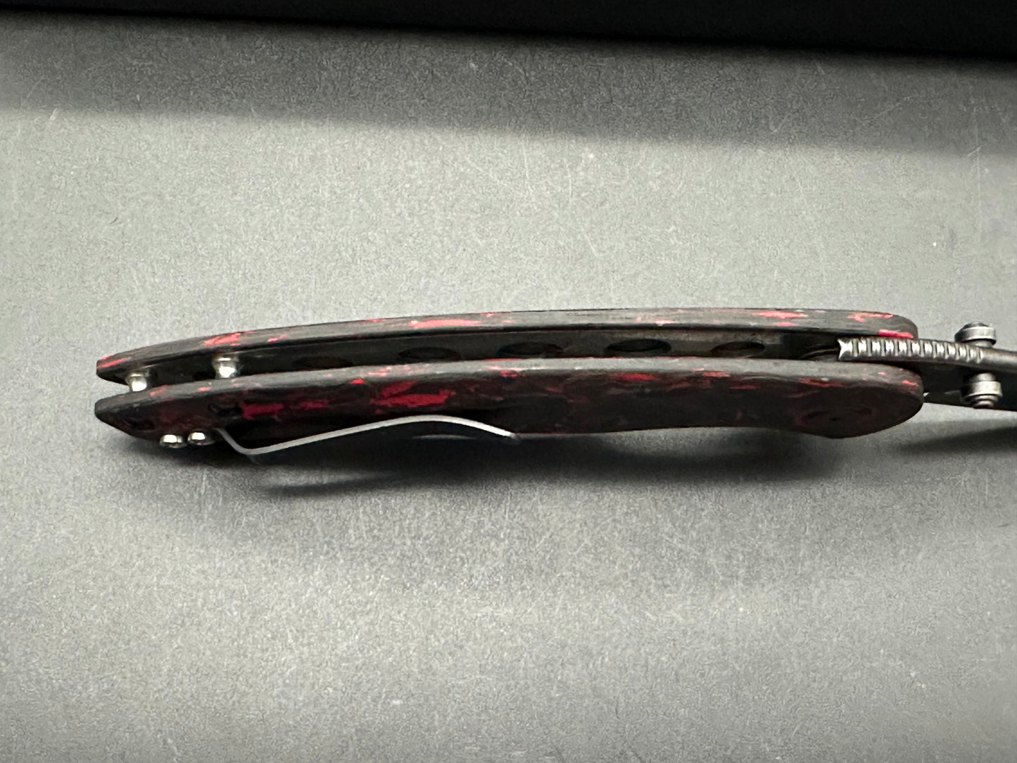 Red Horse Hell Razor P Series Black/Red Marbled Carbon Fiber Handle Black Stonewash Blade