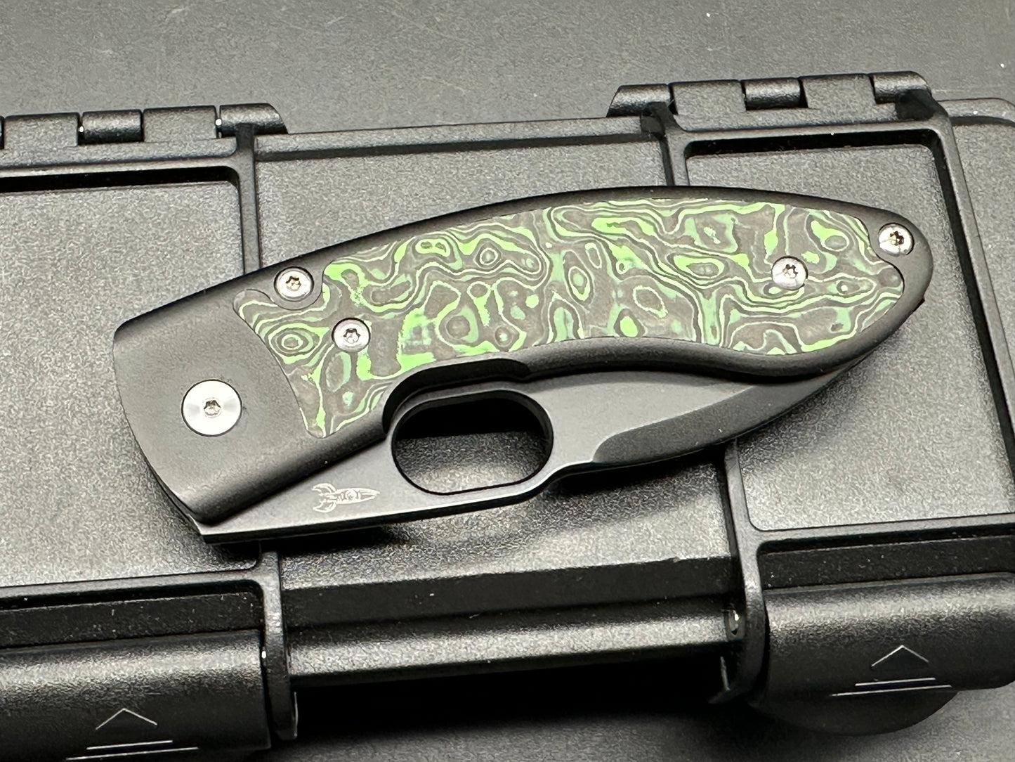 D ROCKET DESIGN LUM LEAF (STYLE 10) – GREEN/BLACK CARBON FIBER INLAYS – BLACK S90V BLADE