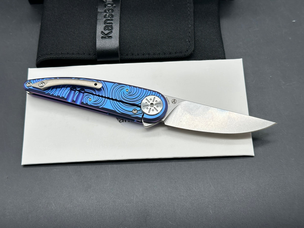KANSEPT SYMÉTRIX BLUE-PURPLE ANODIZED TITANIUM/SWIRL PATTERN HANDLE 2.85" STONEWASH S35VN