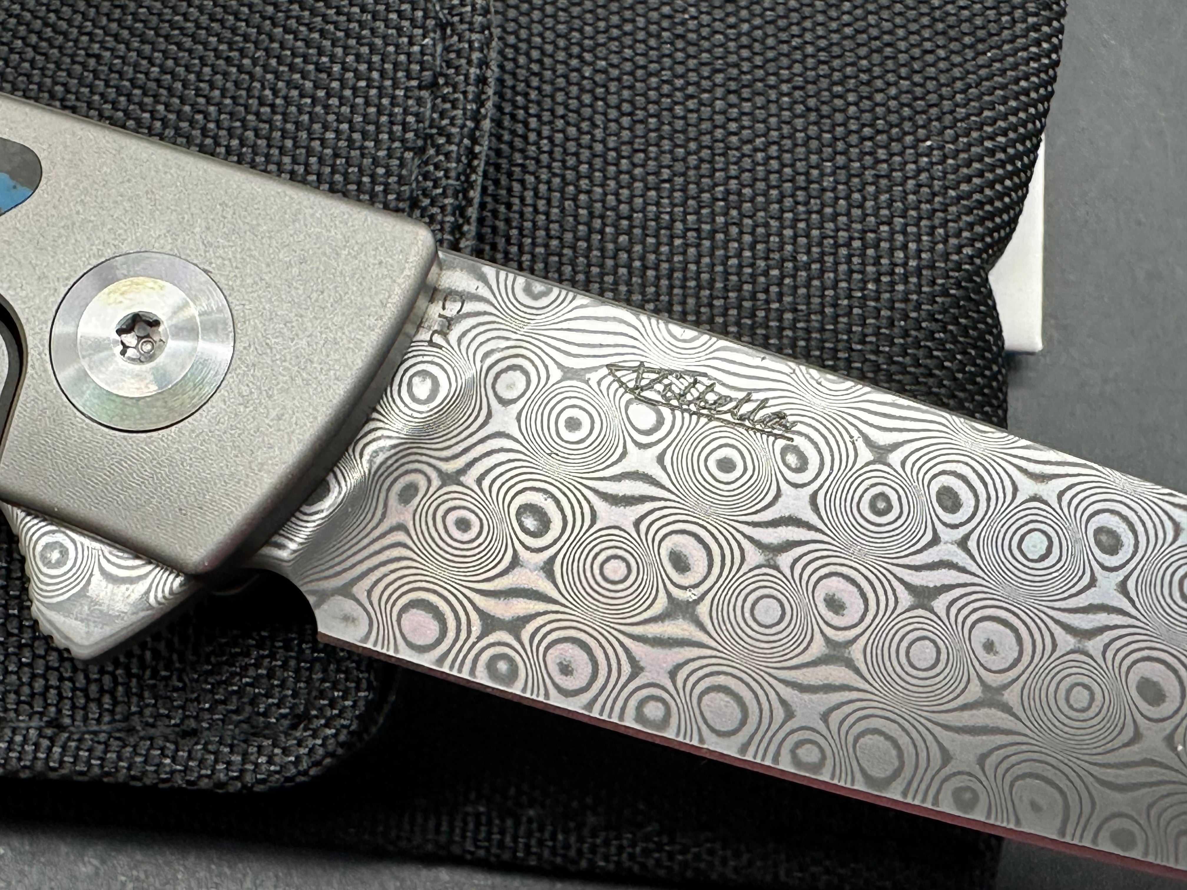 KANSEPT CRU FOLDING KNIFE TITANIUM/ARCTIC STORM FATCARBON HANDLE DAMASCUS PLAIN EDGE
