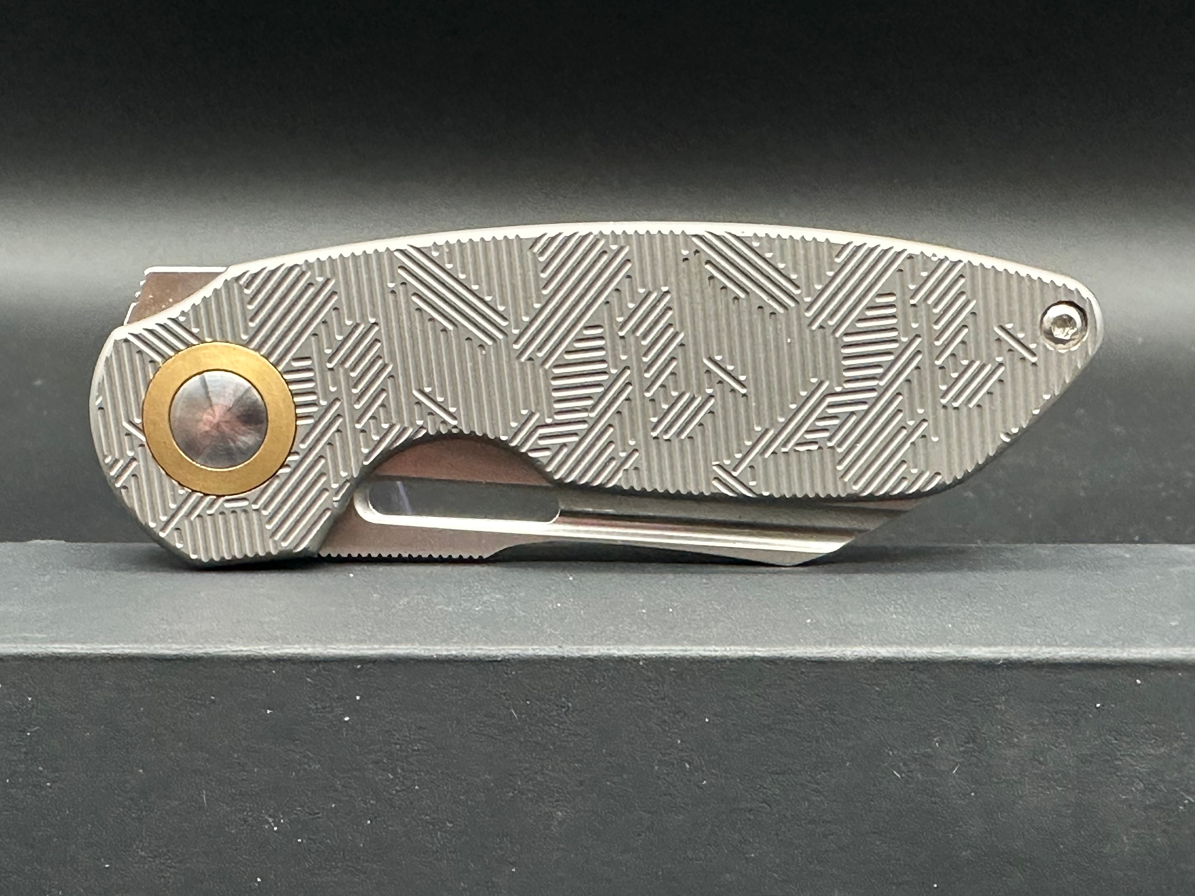 KIZER OCTOBER FOLDING KNIFE GRAY TITANIUM HANDLE 20CV PLAIN EDGE KI3569A1