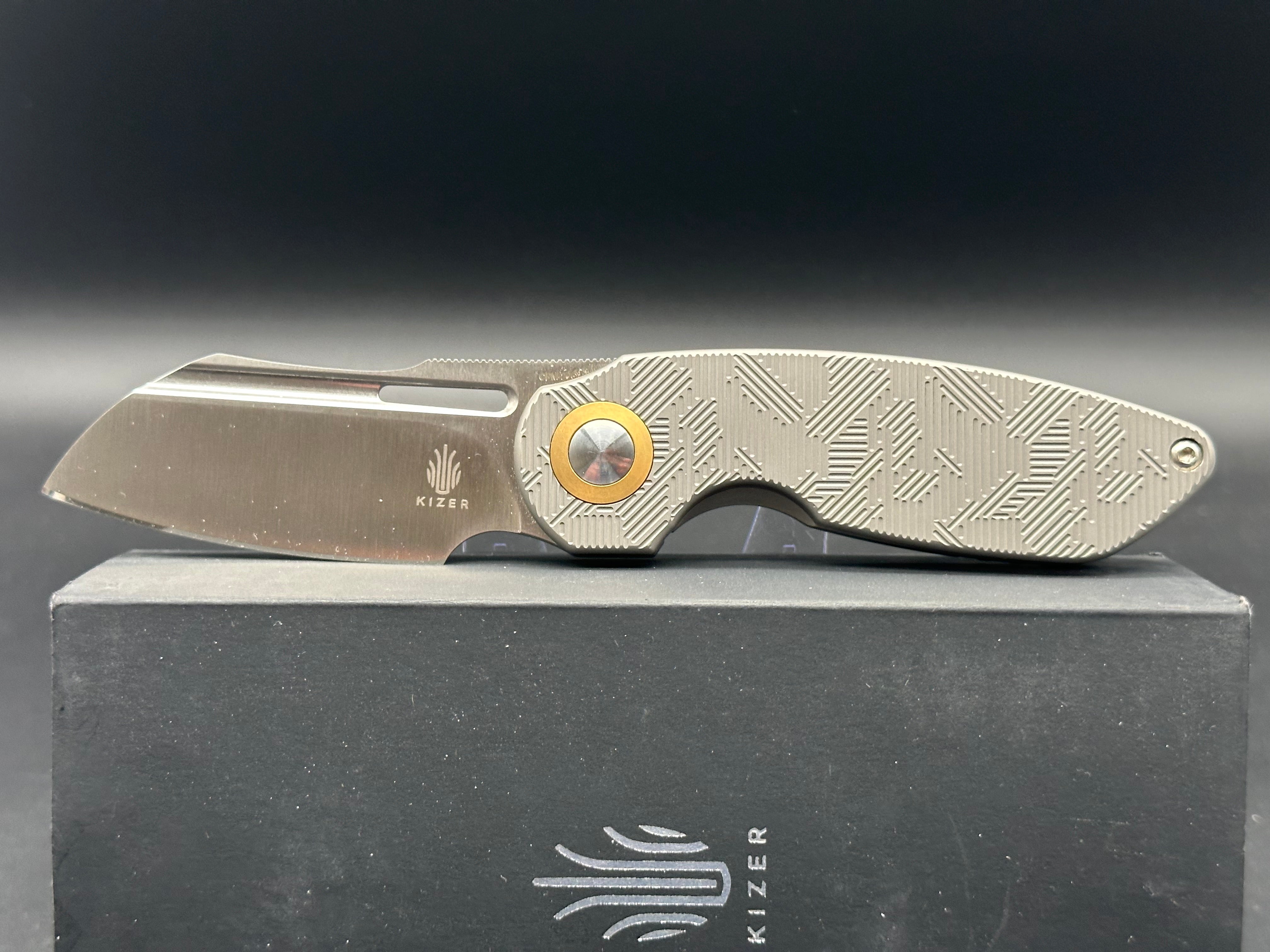 KIZER OCTOBER FOLDING KNIFE GRAY TITANIUM HANDLE 20CV PLAIN EDGE KI3569A1