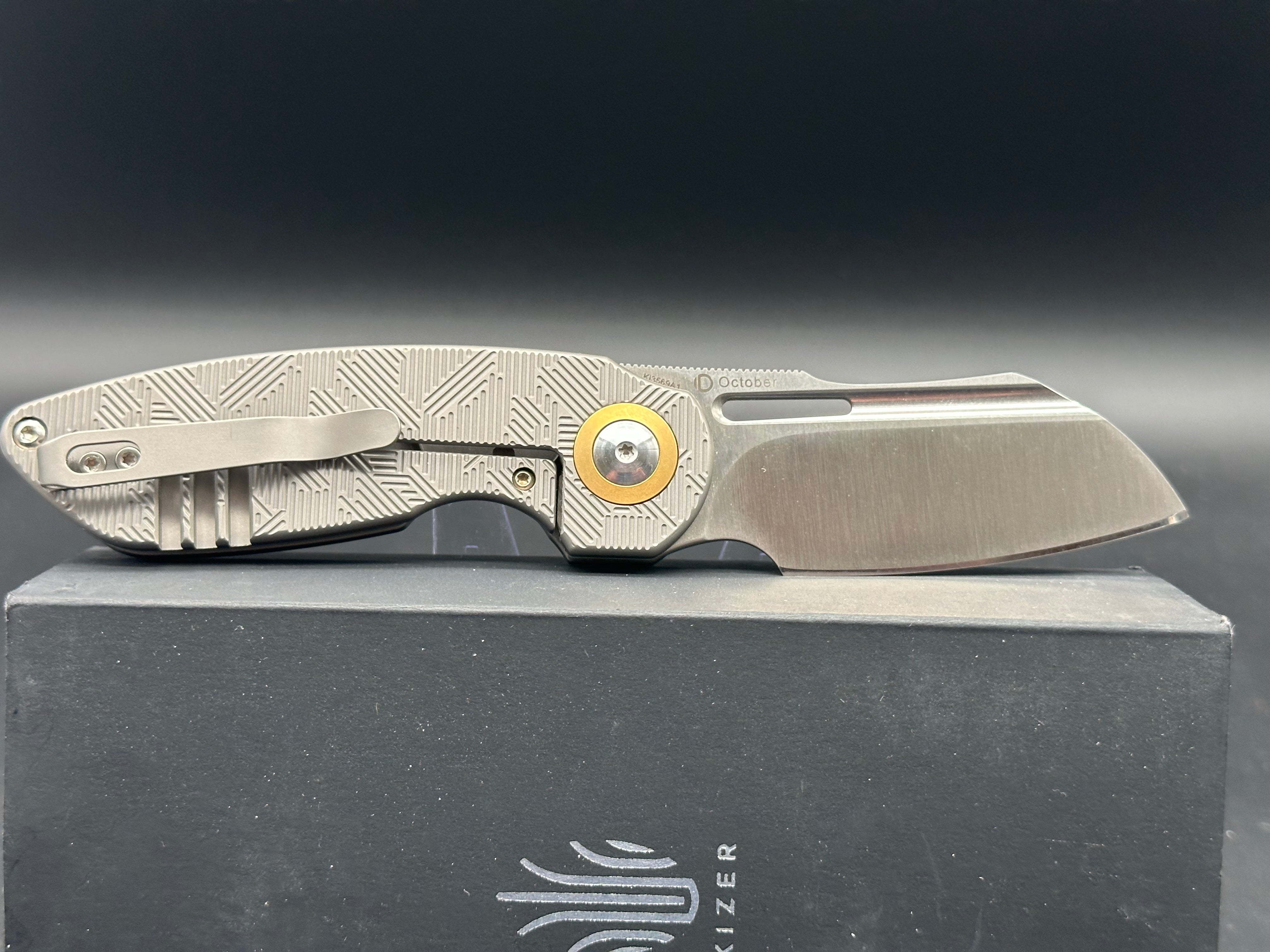 KIZER OCTOBER FOLDING KNIFE GRAY TITANIUM HANDLE 20CV PLAIN EDGE KI3569A1