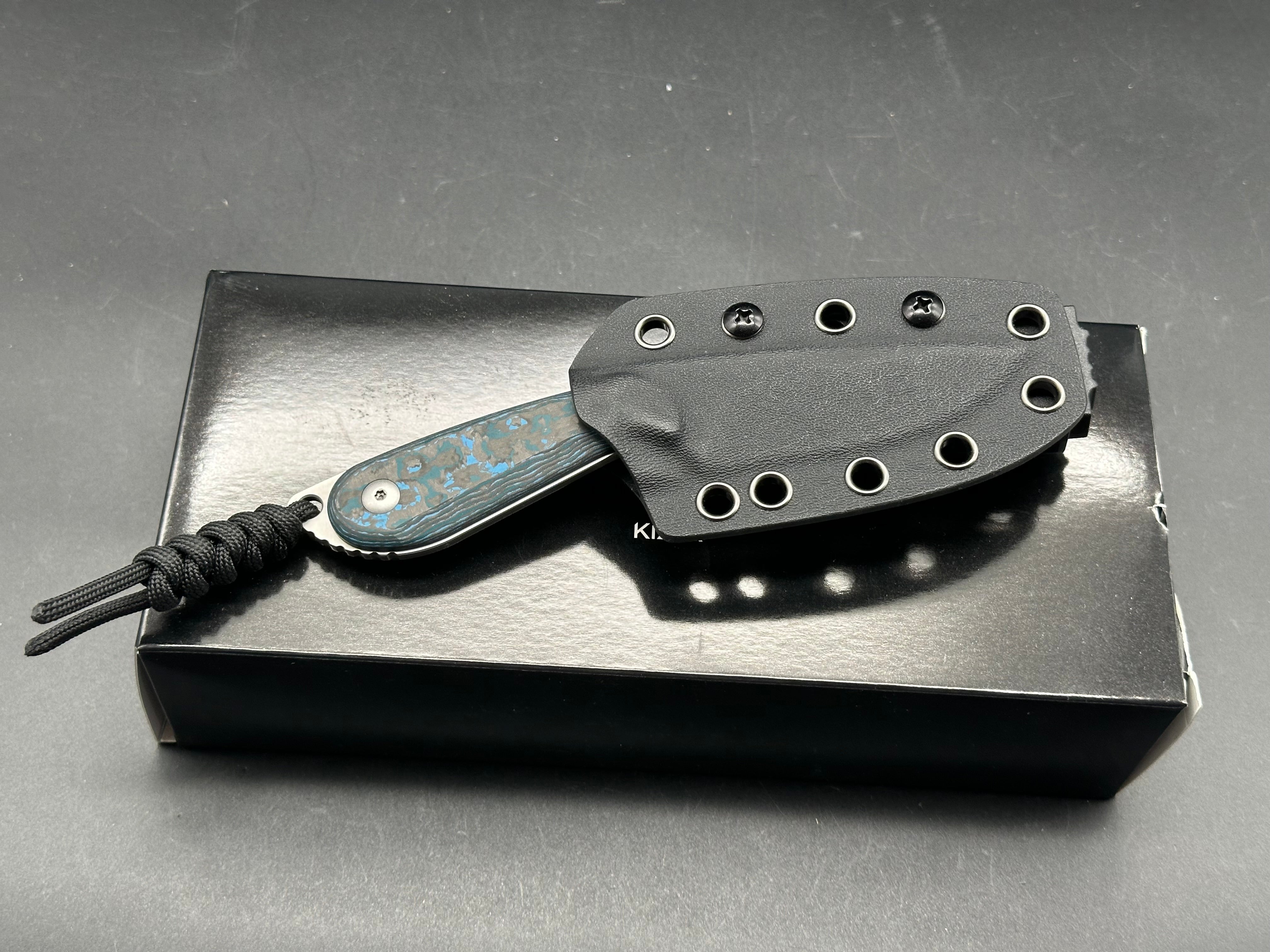 Kizer Buddy fixed blade Arctic Storm fat carbon scales / S35VN blade