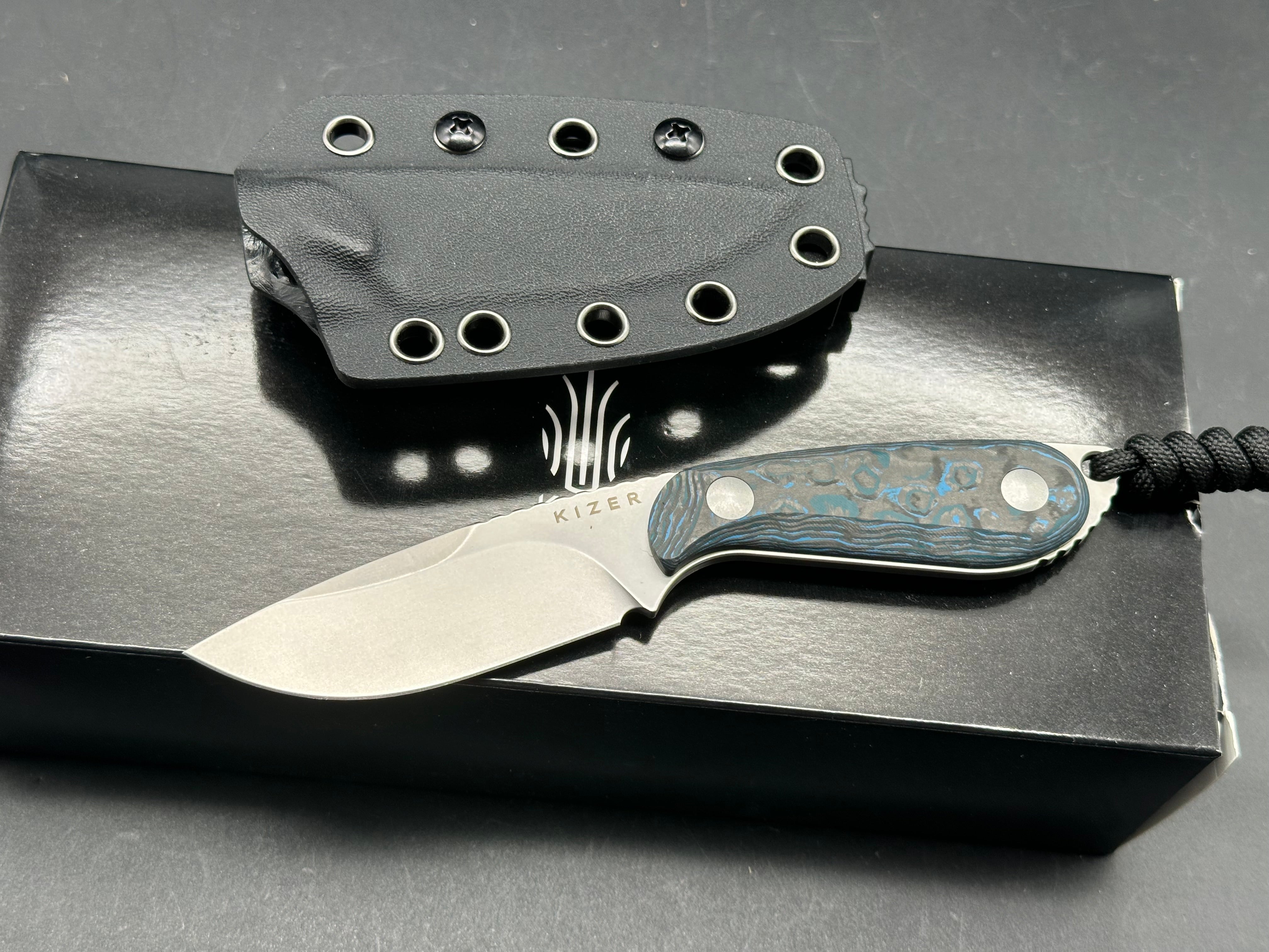 Kizer Buddy fixed blade Arctic Storm fat carbon scales / S35VN blade
