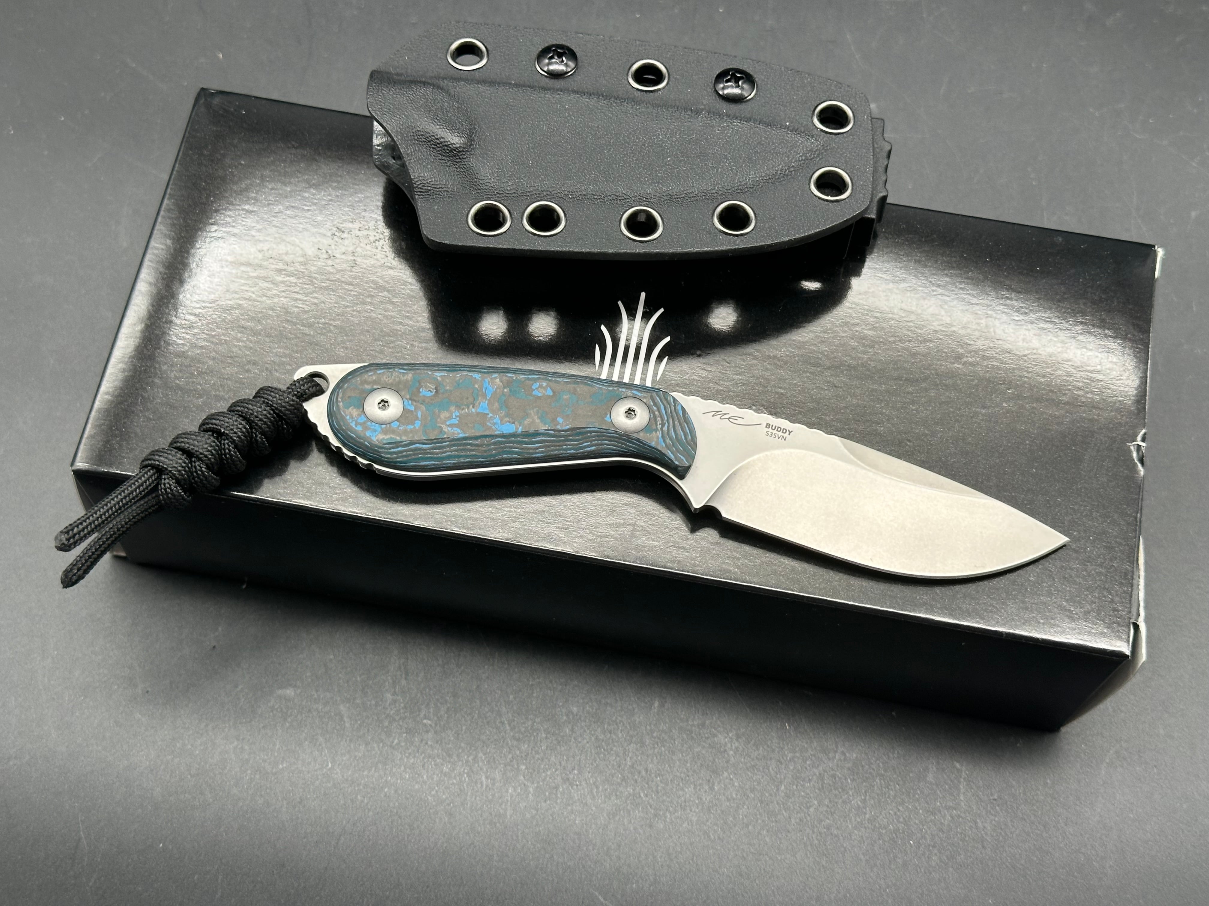 Kizer Buddy fixed blade Arctic Storm fat carbon scales / S35VN blade