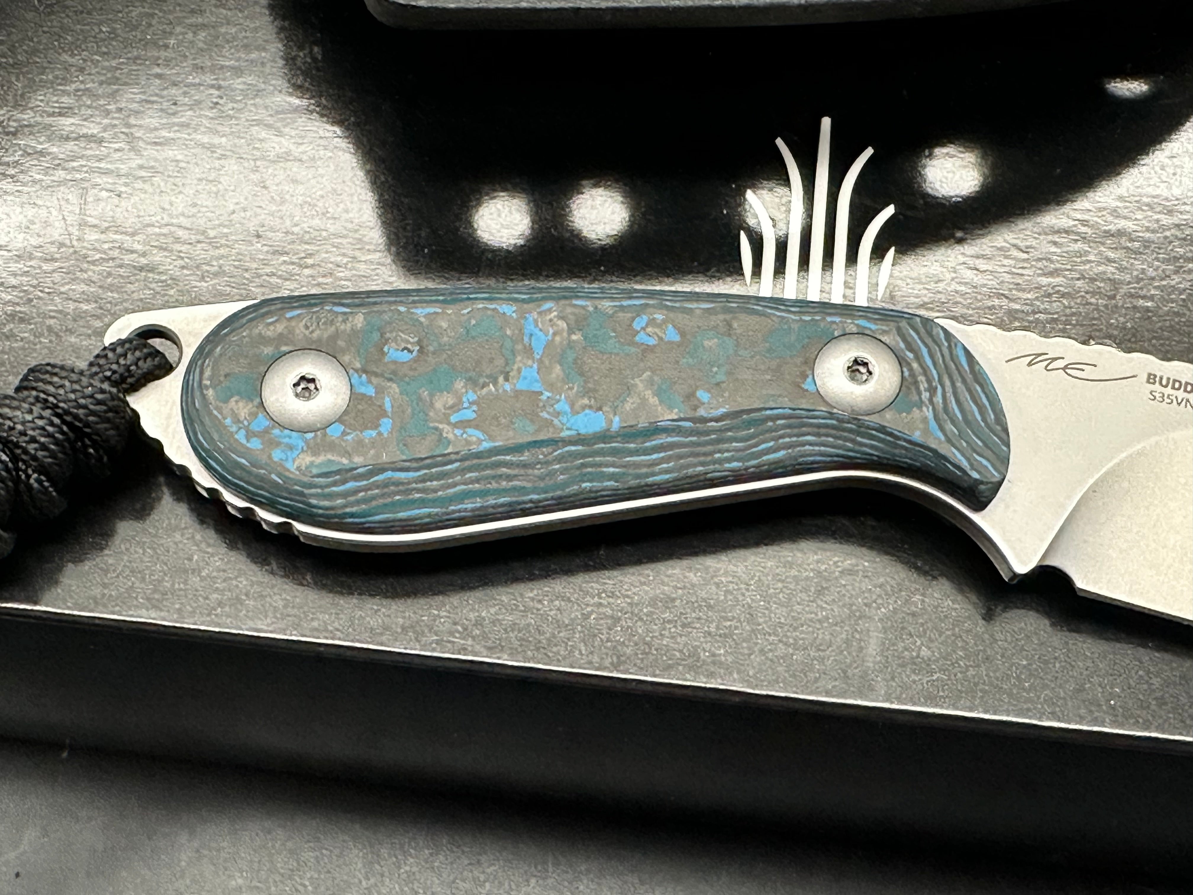 Kizer Buddy fixed blade Arctic Storm fat carbon scales / S35VN blade