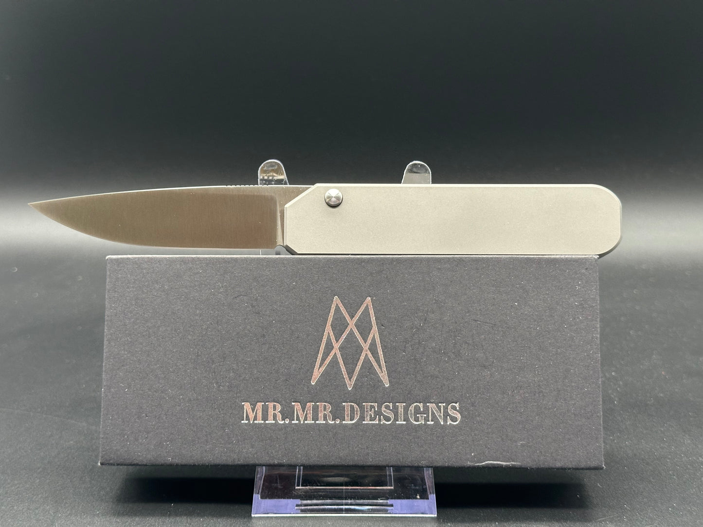 Mr.Mr. Designs Zero titanium pilotless button lock knife