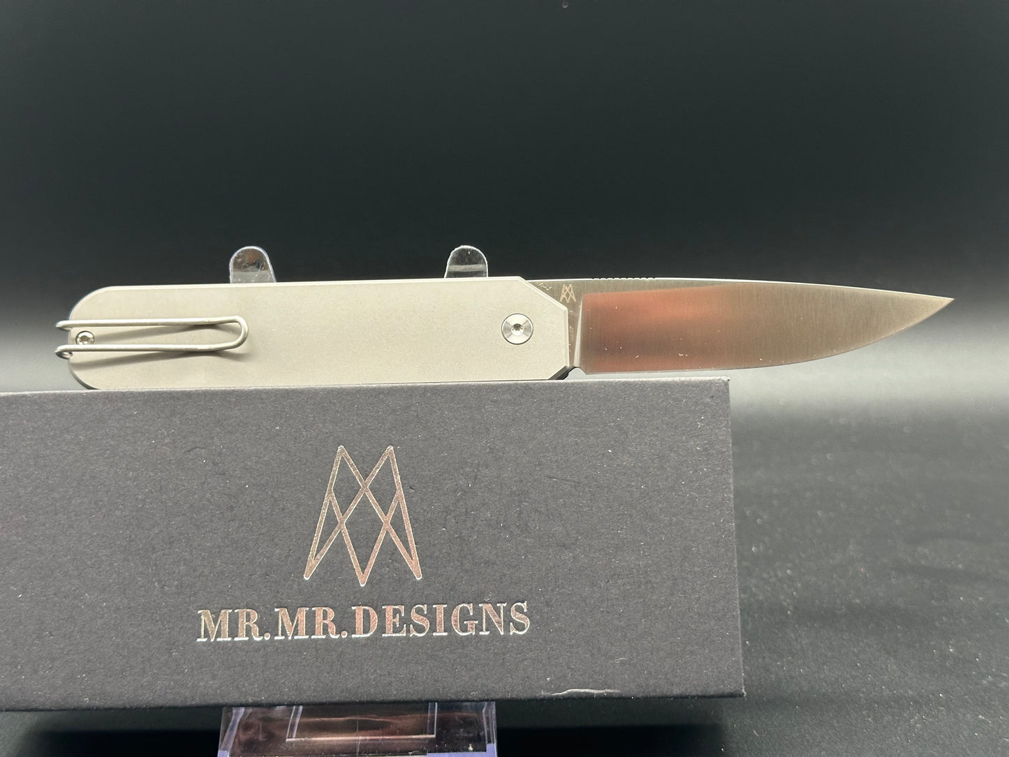 Mr.Mr. Designs Zero titanium pilotless button lock knife