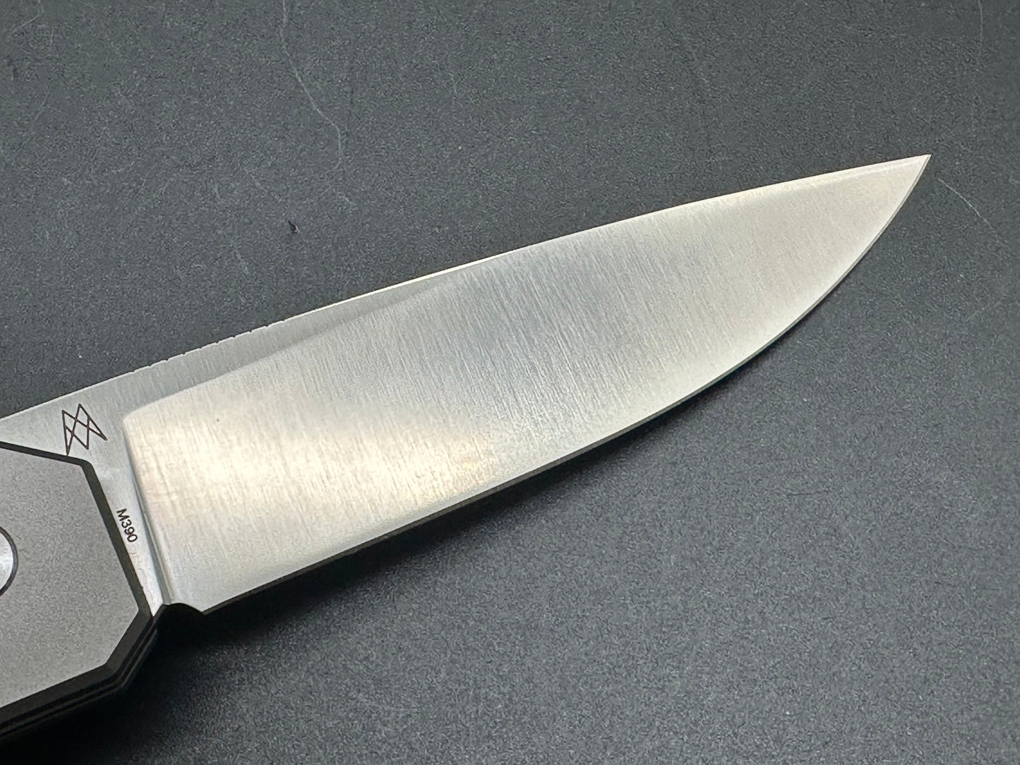 Mr.Mr. Designs Zero titanium pilotless button lock knife