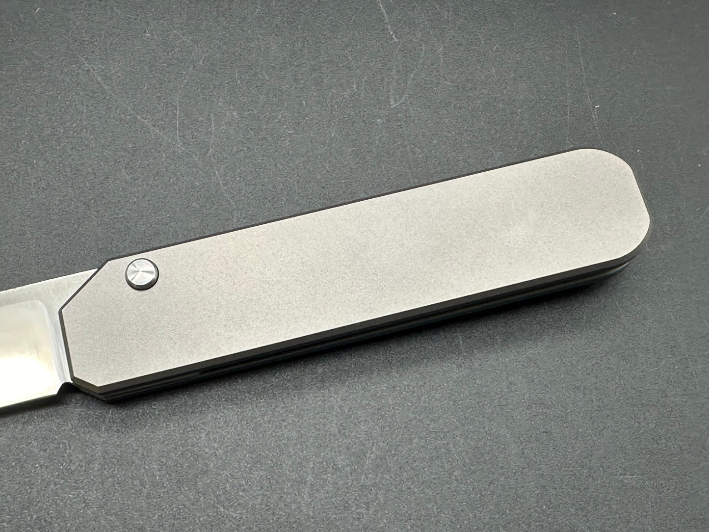 Mr.Mr. Designs Zero titanium pilotless button lock knife