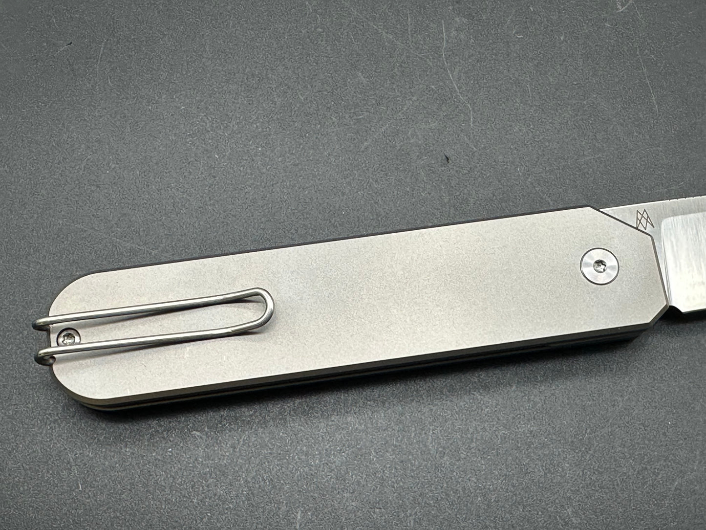 Mr.Mr. Designs Zero titanium pilotless button lock knife