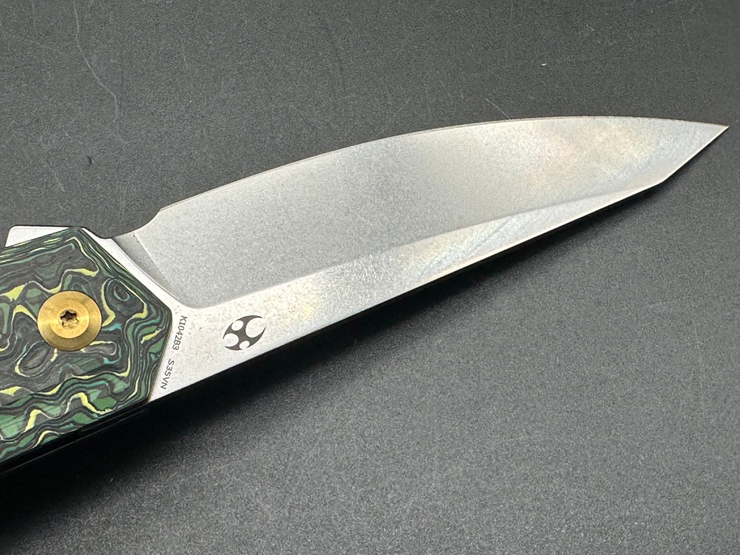 KANSEPT INTEGRA FOLDING KNIFE GREEN/YELLOW CARBON FIBER HANDLE S35VN PLAIN EDGE BLACK STONEWASH FINISH K1042B3