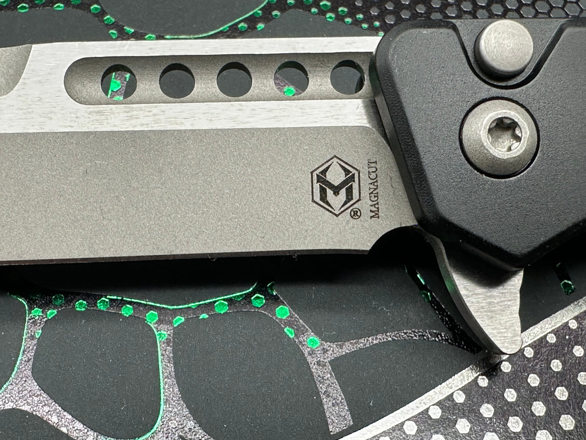Heretic Jinn-Manual, 3" MagnaCut Battle Worn Sheepsfoot Blade with Black Aluminum Scales