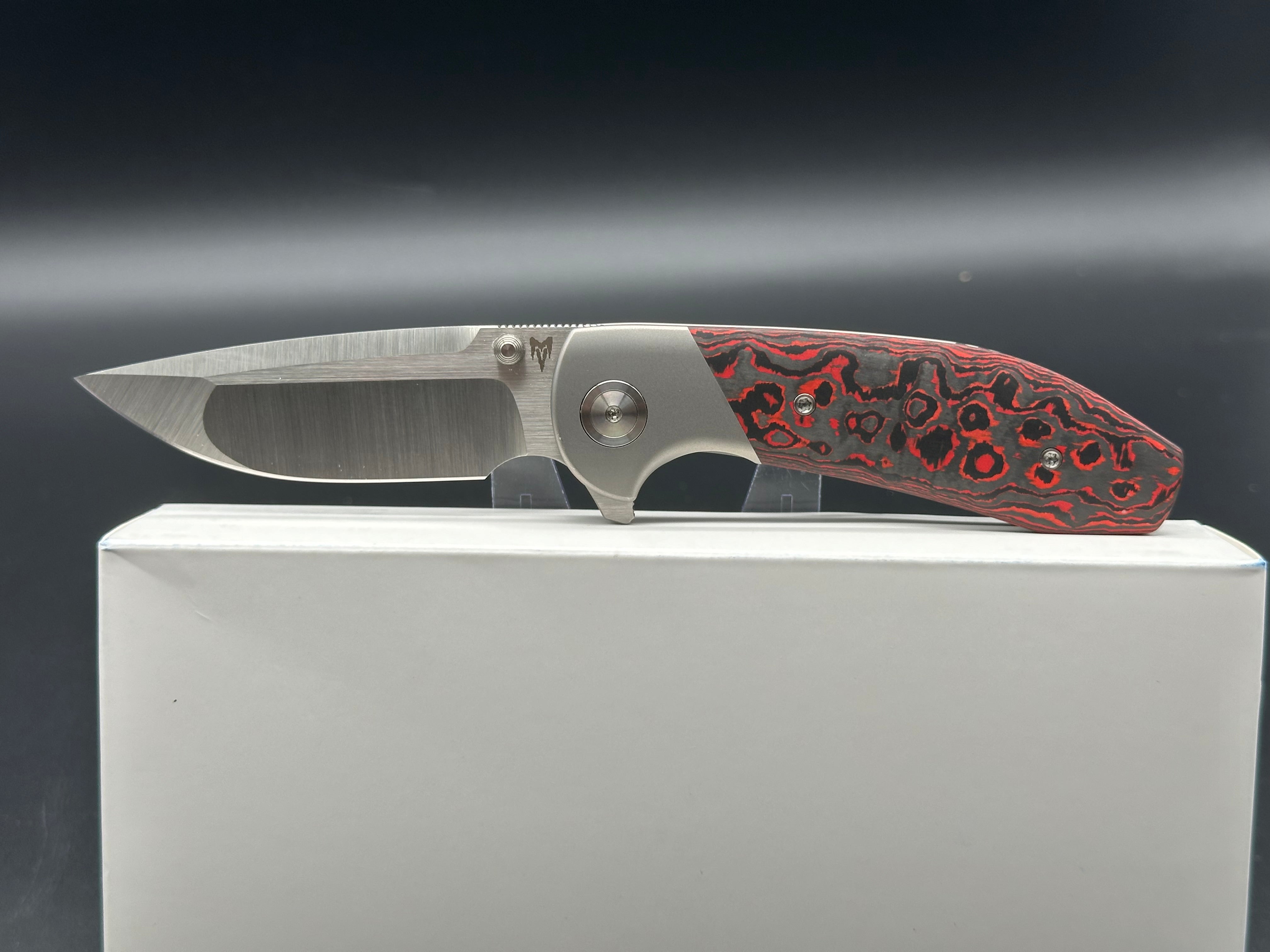 Varga Knives VBR Satin M390 Small, Lava Flow Fat Carbon, Titanium bead blast