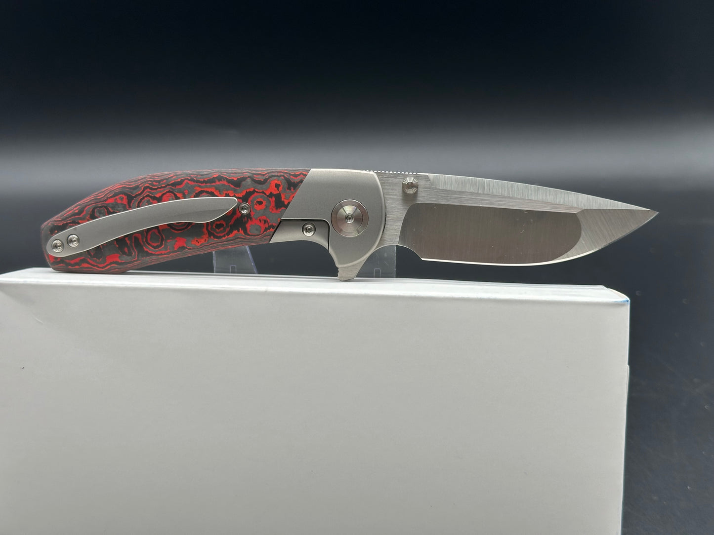 Varga Knives VBR Satin M390 Small, Lava Flow Fat Carbon, Titanium bead blast